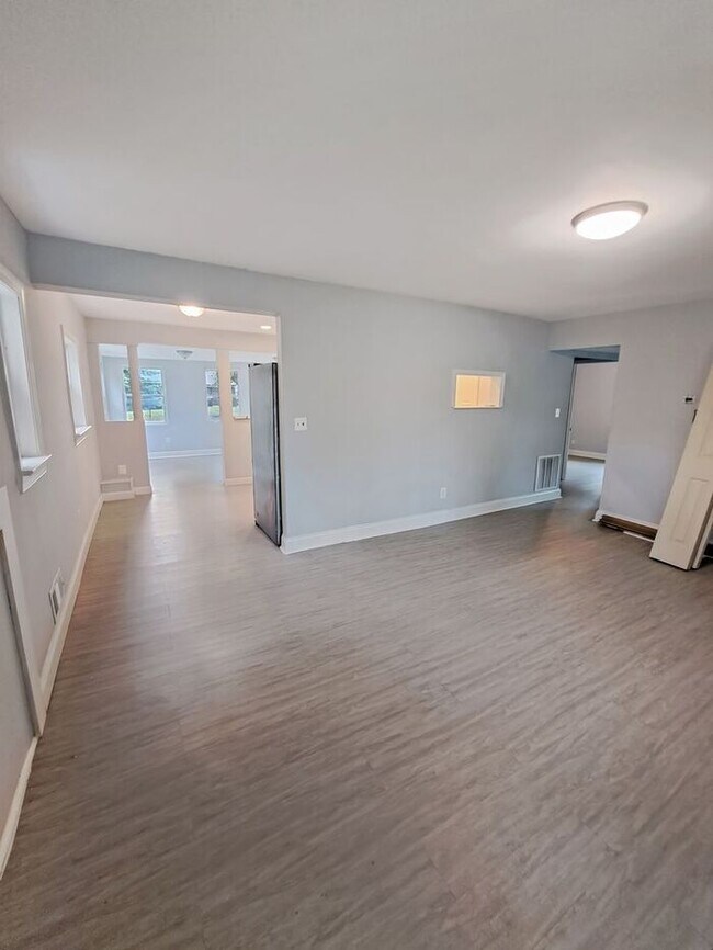 Building Photo - Mid-Century Modern SFH 3-Level, All Utilit...