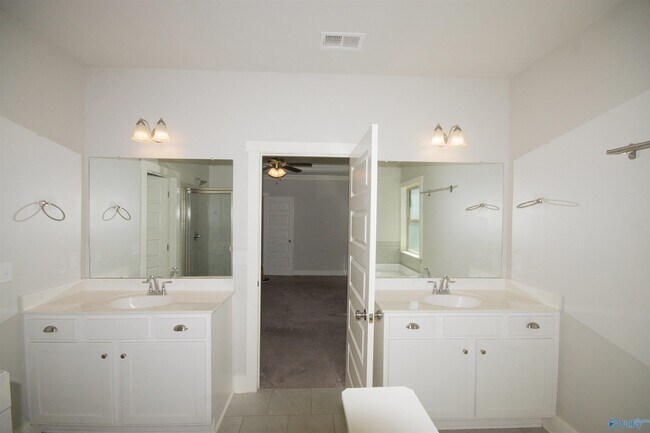 Building Photo - 12 Silky Oak Cir SW
