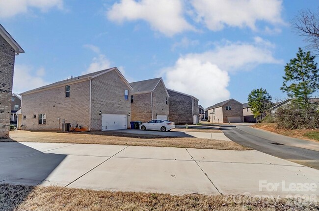 Building Photo - 3026 Lisburn St