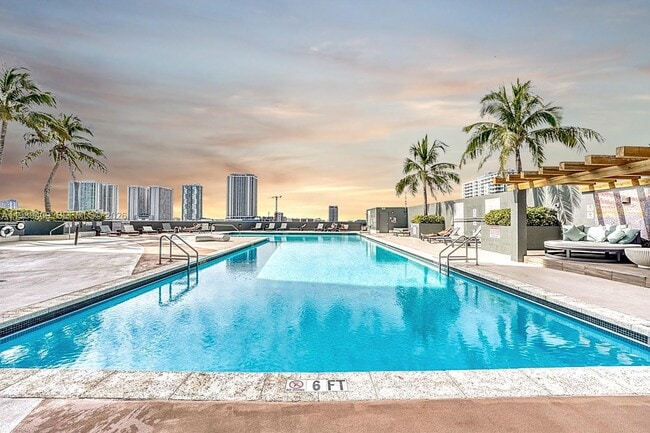 Building Photo - 1750 N Bayshore Dr