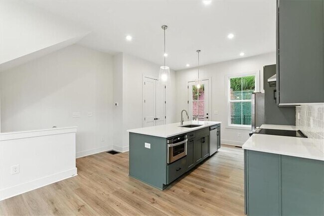 Building Photo - 170 Color Cir