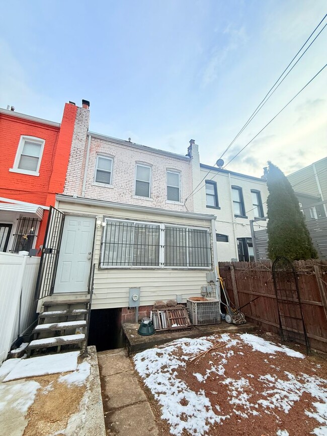 Building Photo - Eckington 3 Bedroom/ 2 Bath TH convenient to Metro  & Howard U