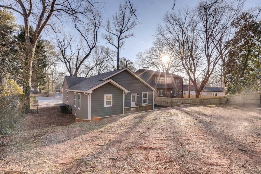 Building Photo - 1429 Almont Dr SW