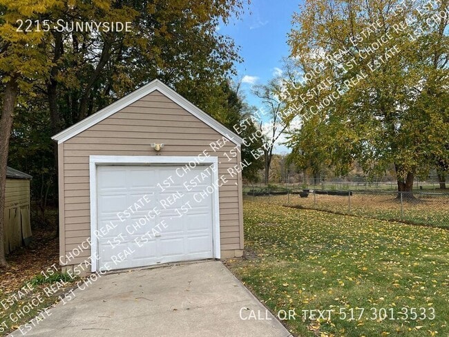Building Photo - 2215 Sunnyside-