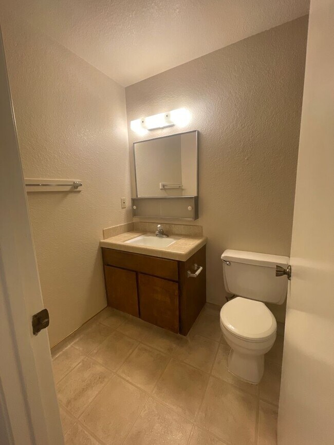 Building Photo - 2 Bedroom, 1 Bath Apartment