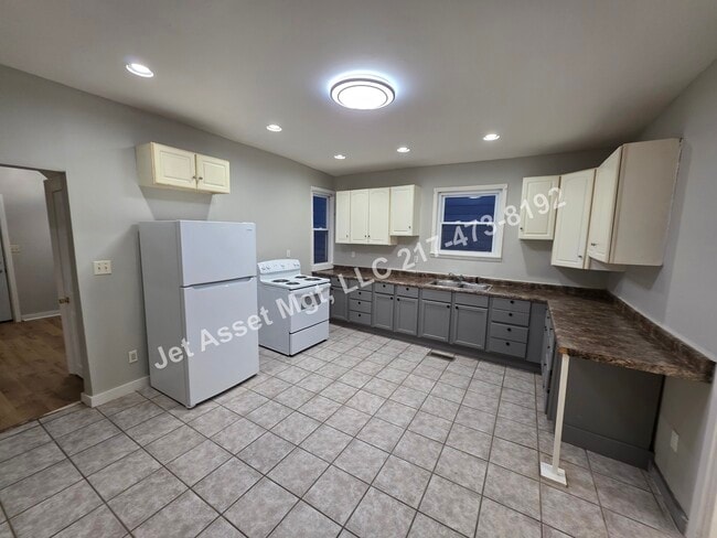 Building Photo - 4 bed, 2 bath HOUSE For Rent