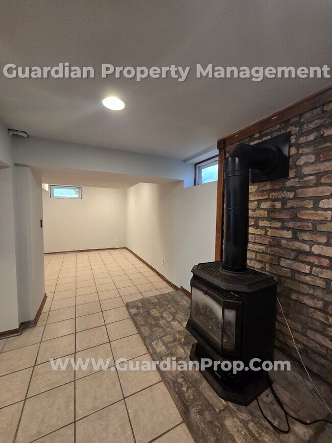 Building Photo - Available Now! Free Oct Rent! NE Minneapol...