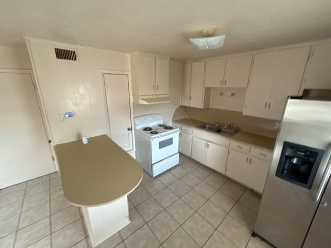 Building Photo - 2204 Poage Ave