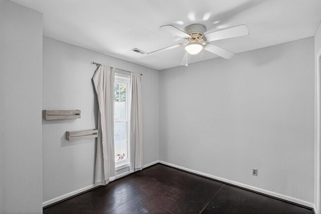 Building Photo - 47950 Mayflower Dr