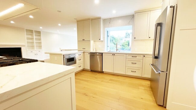 Building Photo - 1911 Easton Dr