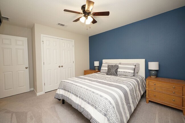 Building Photo - Central Freeport Location with Community Pool