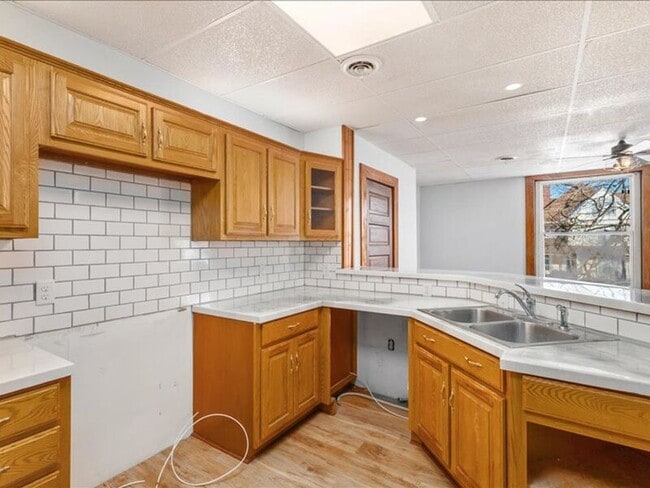 Building Photo - 520 1/2 W Bucyrus St- TOP FLOOR