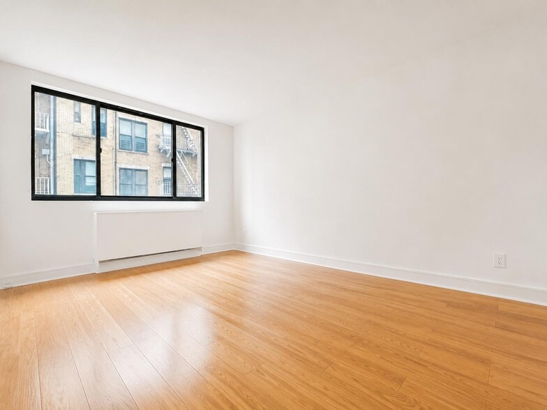 Building Photo - 323 W 96th St
