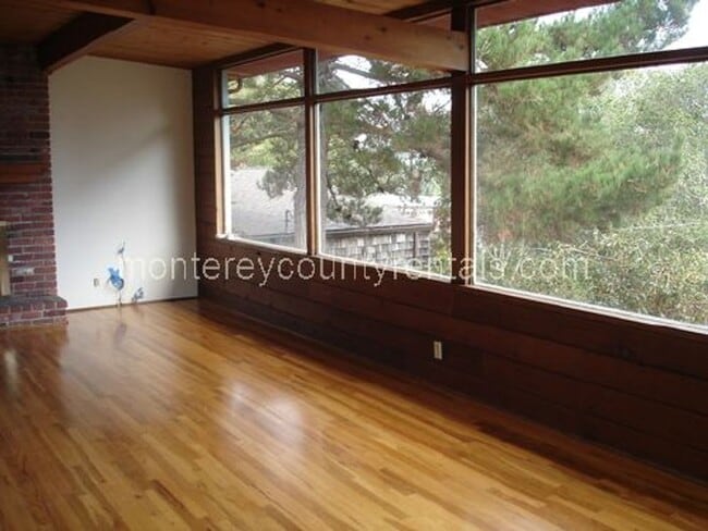 Building Photo - Enjoy this great home with dramatic bay views