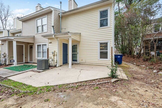 Building Photo - Convenient location