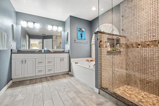 Building Photo - 4 Bedroom Single Family in Orlando