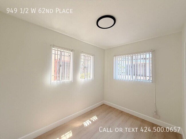 Building Photo - 949 1/2 W 62nd Place-