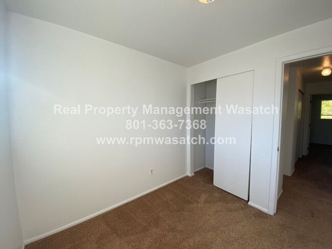 Building Photo - Check out This Unique 3 bed 1.5 Bath Townhome in Murray