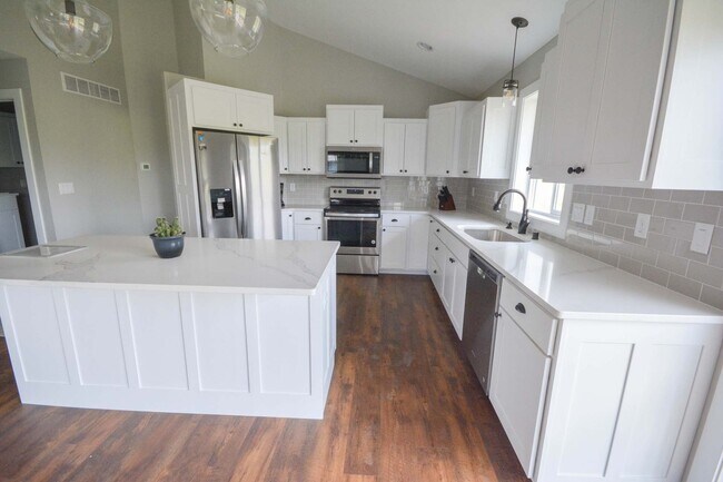 Building Photo - Bright & modern main floor living in newer home!