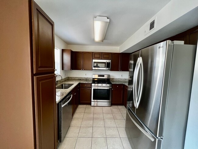 Building Photo - Spacious 4 Bedroom 3.5 Bathroom with Deck ...