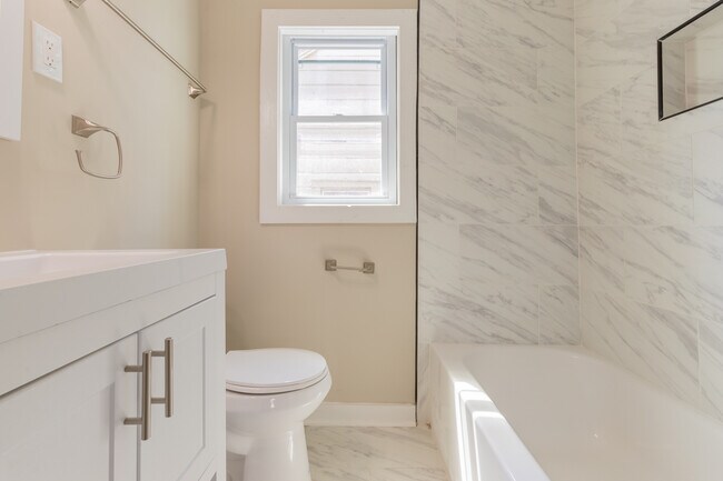 Building Photo - 1055 University St