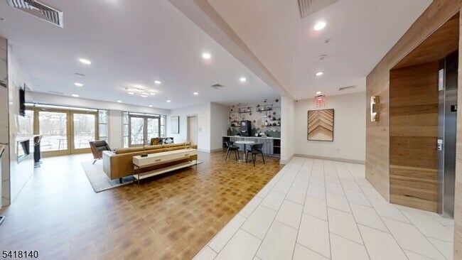 Building Photo - 1181 Morris Ave