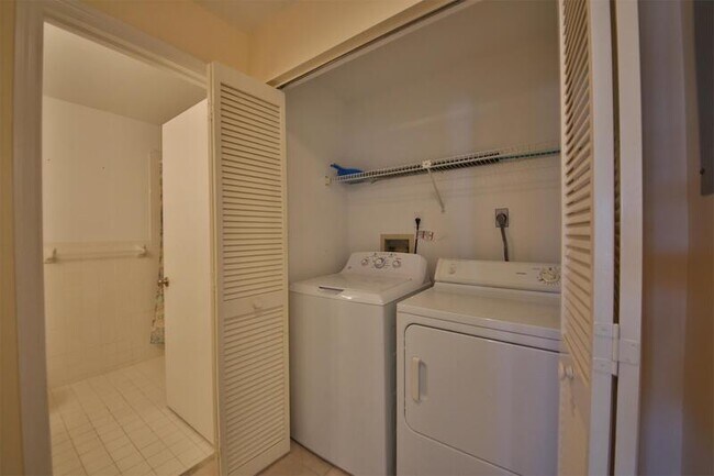 Building Photo - 400 Misty Pines Cir
