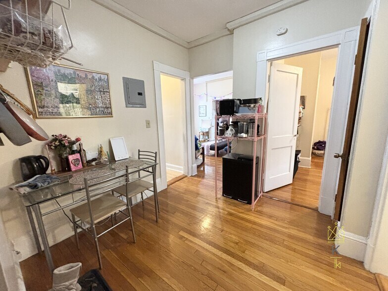 Building Photo - 1477 Beacon St