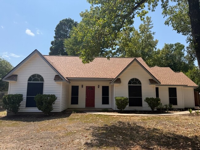 Building Photo - 12711 Woodcreek Dr