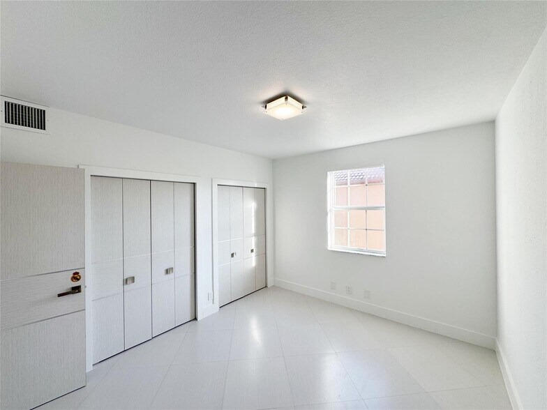 Building Photo - 1549 Barcelona Way