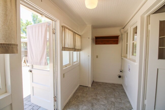 Building Photo - 2 Bedroom Bungalow Downtown SLO with Garage