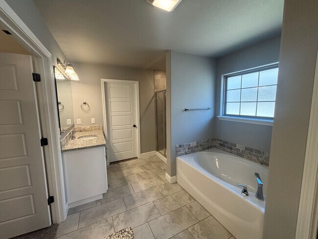 Building Photo - 4 Bedroom 3 Full bath Dream home located i...