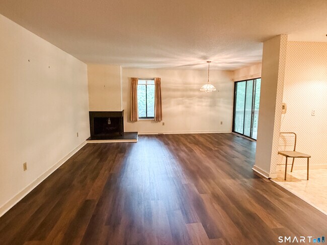Building Photo - 14 Greenbriar Dr