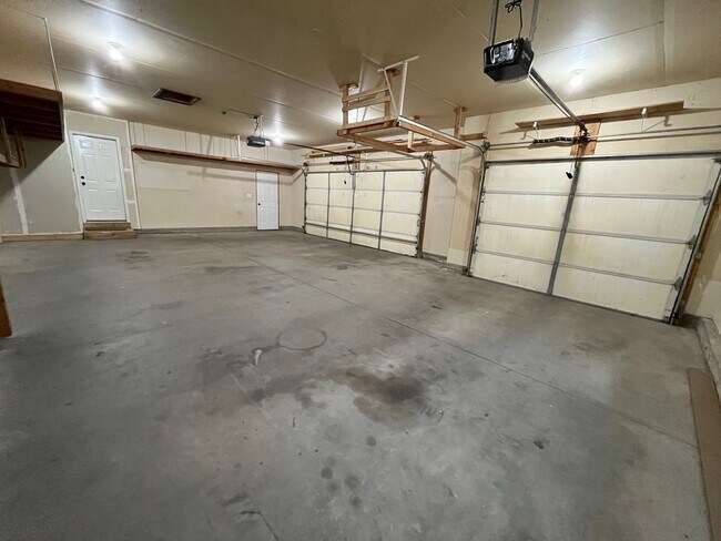 Building Photo - Stunning 4 Bed/2 Bath with 3 Car Garage and Fenced in Yard!