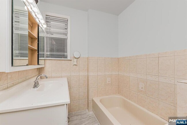 Building Photo - 57 Clinton Pl