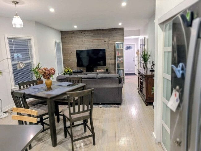 Building Photo - 2535 University Ave NE