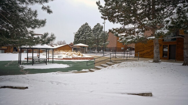 Building Photo - Comfy 2b/2ba with Outdoor Pool!