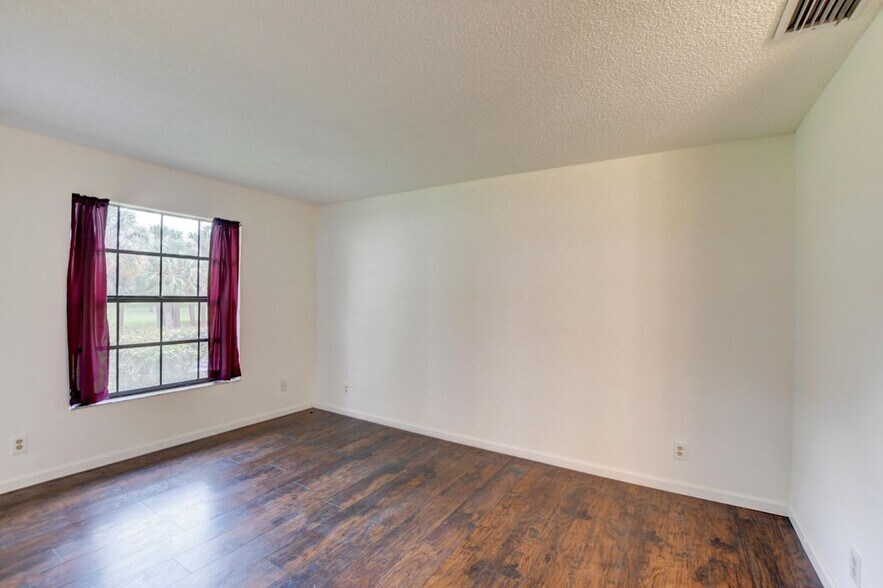 Building Photo - 499 Hardwood Pl