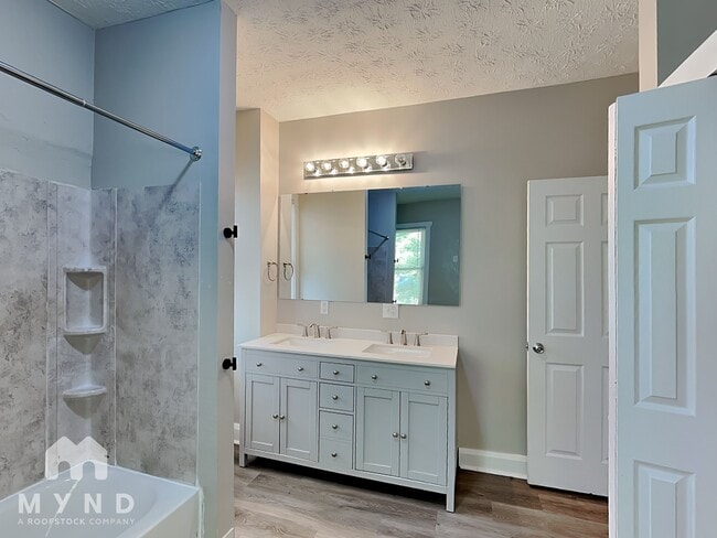 Building Photo - 96 N Center St