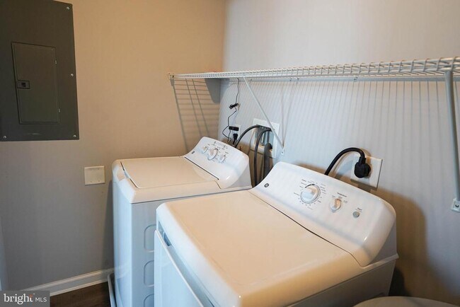 Building Photo - 218 W Main St