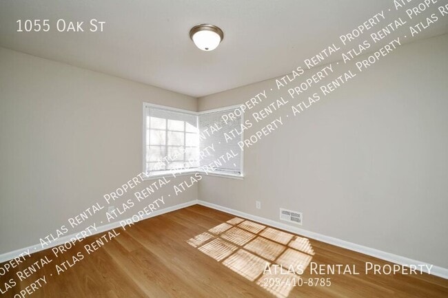 Building Photo - 1055 Oak St