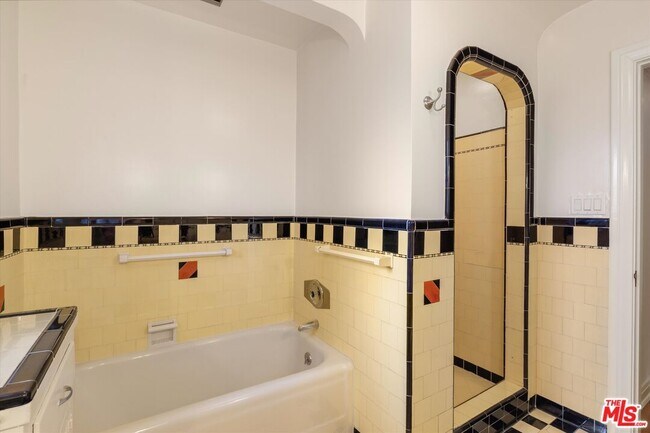 Building Photo - 2002 Kelton Ave