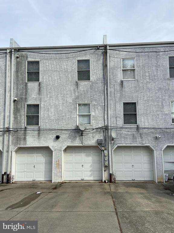 Building Photo - 5954 Henry Ave