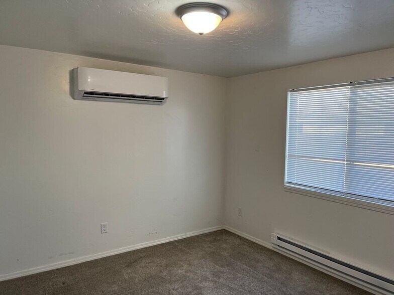 Building Photo - 1442 W Sandalwood Dr