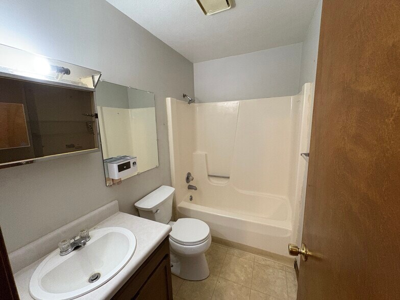 Building Photo - 418 S Silverwood Ln