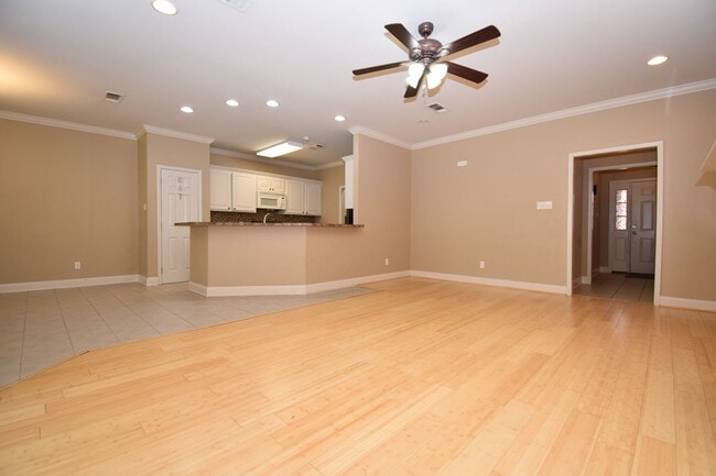 Building Photo - Spacious 3 Bedroom, 2 Bath Home