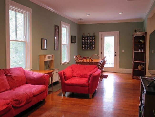 Building Photo - 19 Anson St