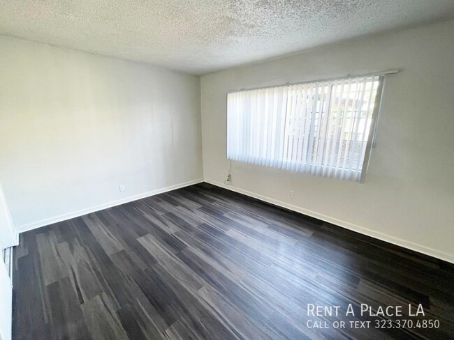 Building Photo - 918 W 66th St