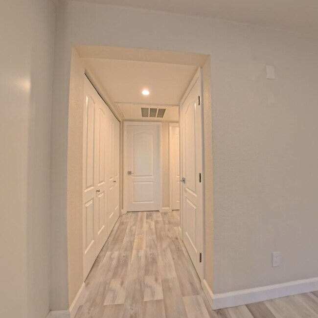 Building Photo - Modern style 2 Bed 2 bath Condo 1st Floor at The Lakes!