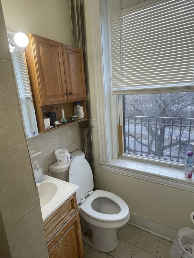 Building Photo - 2BR 1Bth unit. Heat/Hot Water included. Great location!